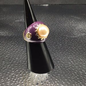 Old World, Victorian Style ring.  Refer to pictures for sizing and condition.
